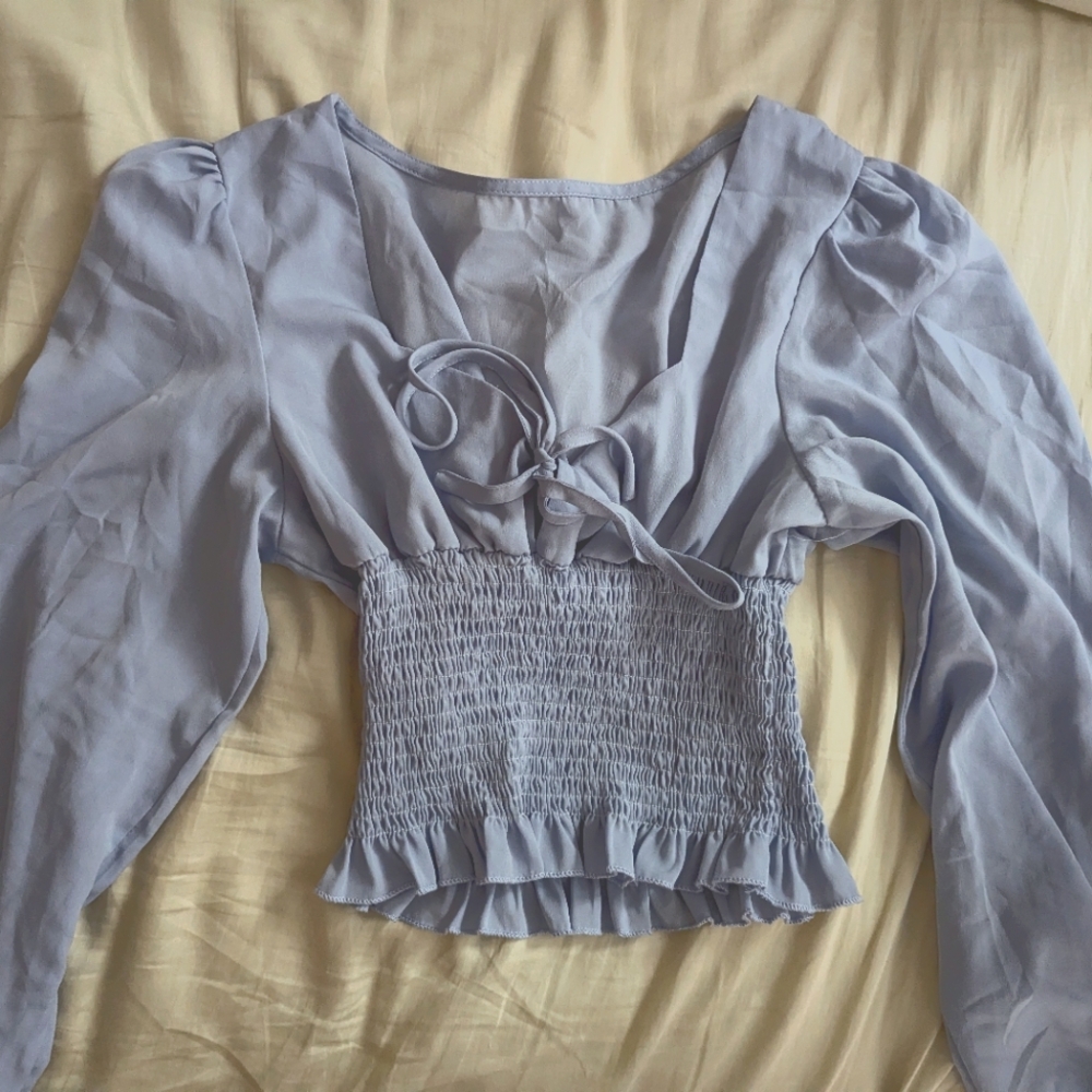 Pretty blue blouse - Size medium to a small (no tags)